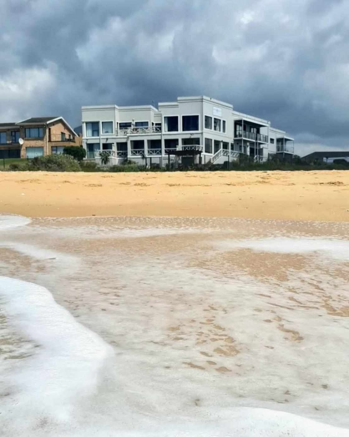 On The Beach Guesthouse Jeffreys Bay Exteriör bild